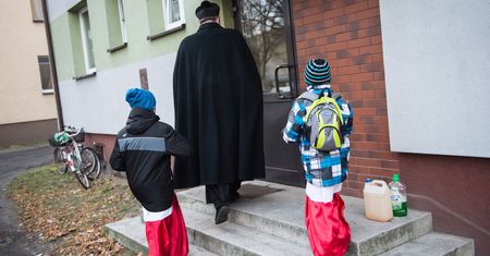 Myślała, że to żart znajomych. Tak "przywitała" księdza