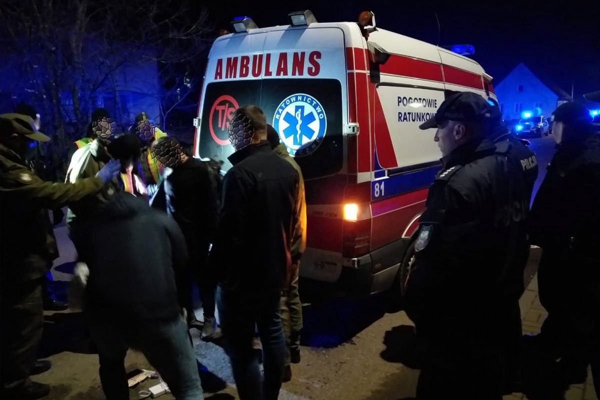 Olecko. Migranci zatrzymani w karetce. 18 osób w jednym ambulansie