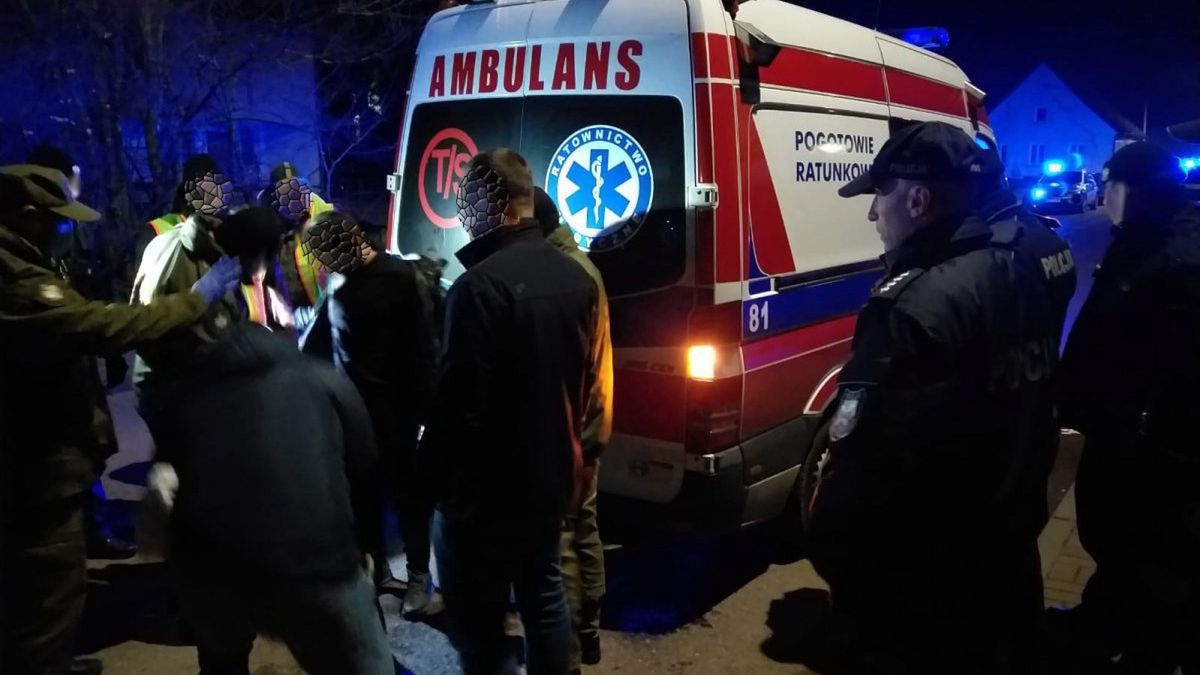 Imigranci zatrzymani w karetce.