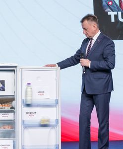 Atakują Tuska za drożyznę. Na konferencję przyszli z lodówką