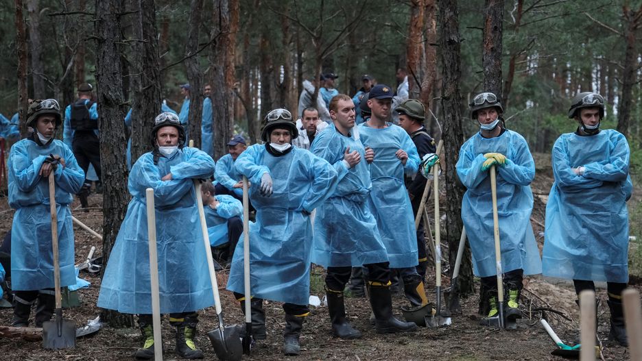 Mass grave discovered in Izium
Members of Ukrainian Emergency Service rest as they work at a mass burial site during an exhumation, as Russia's attack on Ukraine continues, in the town of Izium, recently liberated by Ukrainian Armed Forces, in Kharkiv region, Ukraine September 16, 2022.,Image: 723283585, License: Rights-managed, Restrictions: , Model Release: no, Credit line: GLEB GARANICH / Reuters / Forum
GLEB GARANICH / Reuters / Forum
war, category_code_europ, category_code_war