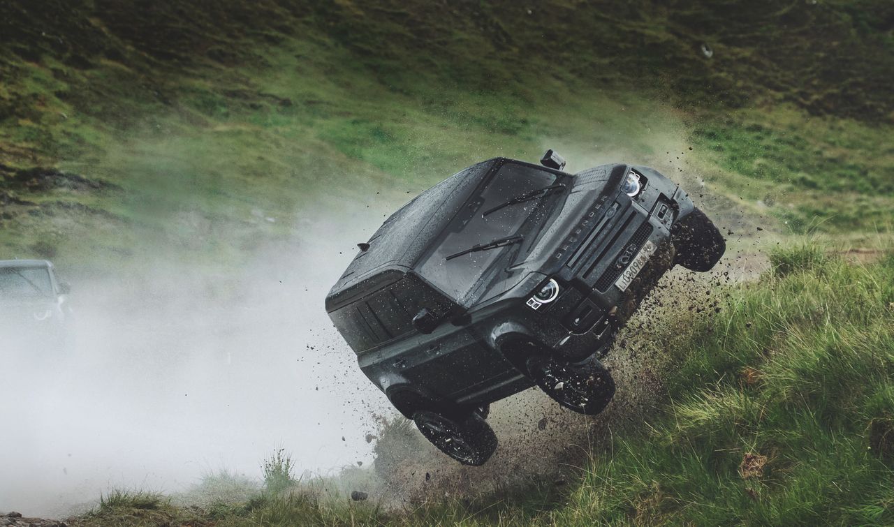 Land Rover Defender w "No time to die". Reklama w starym, dobrym stylu