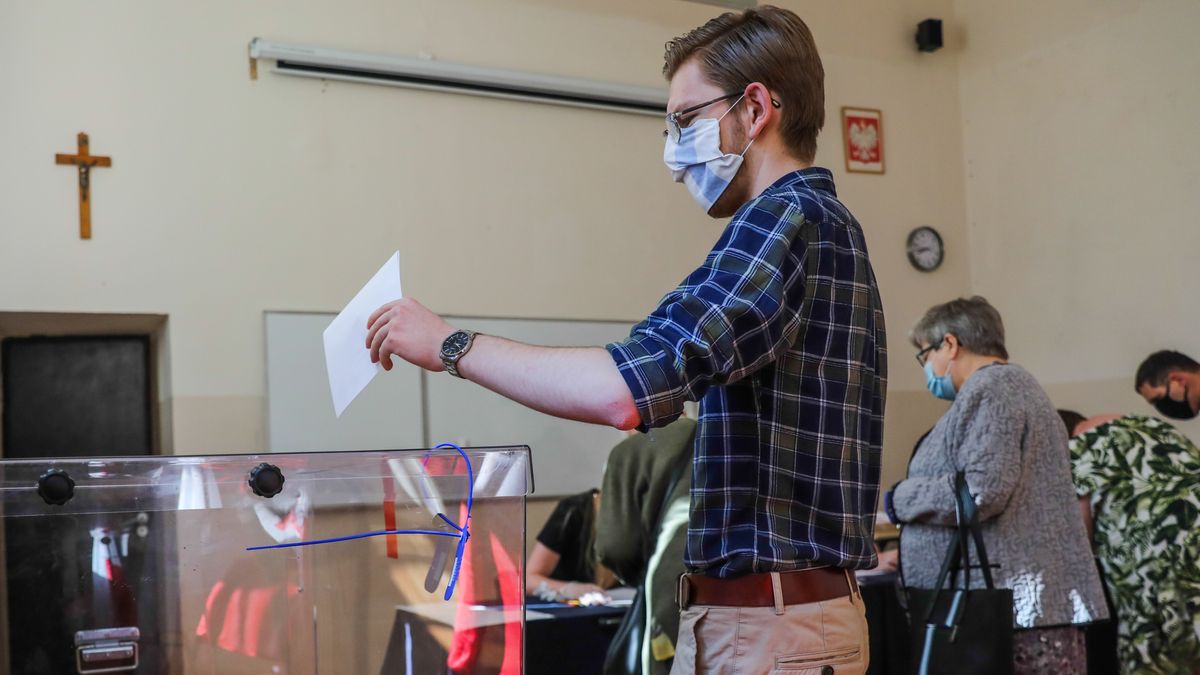Wybory 2020. Czy można zrobić sobie zdjęcie przy urnie wyborczej?