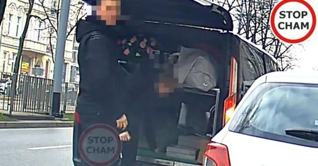 Auto należy do firmy pogrzebowej. Nagranie ze Szczecina niesie się w sieci