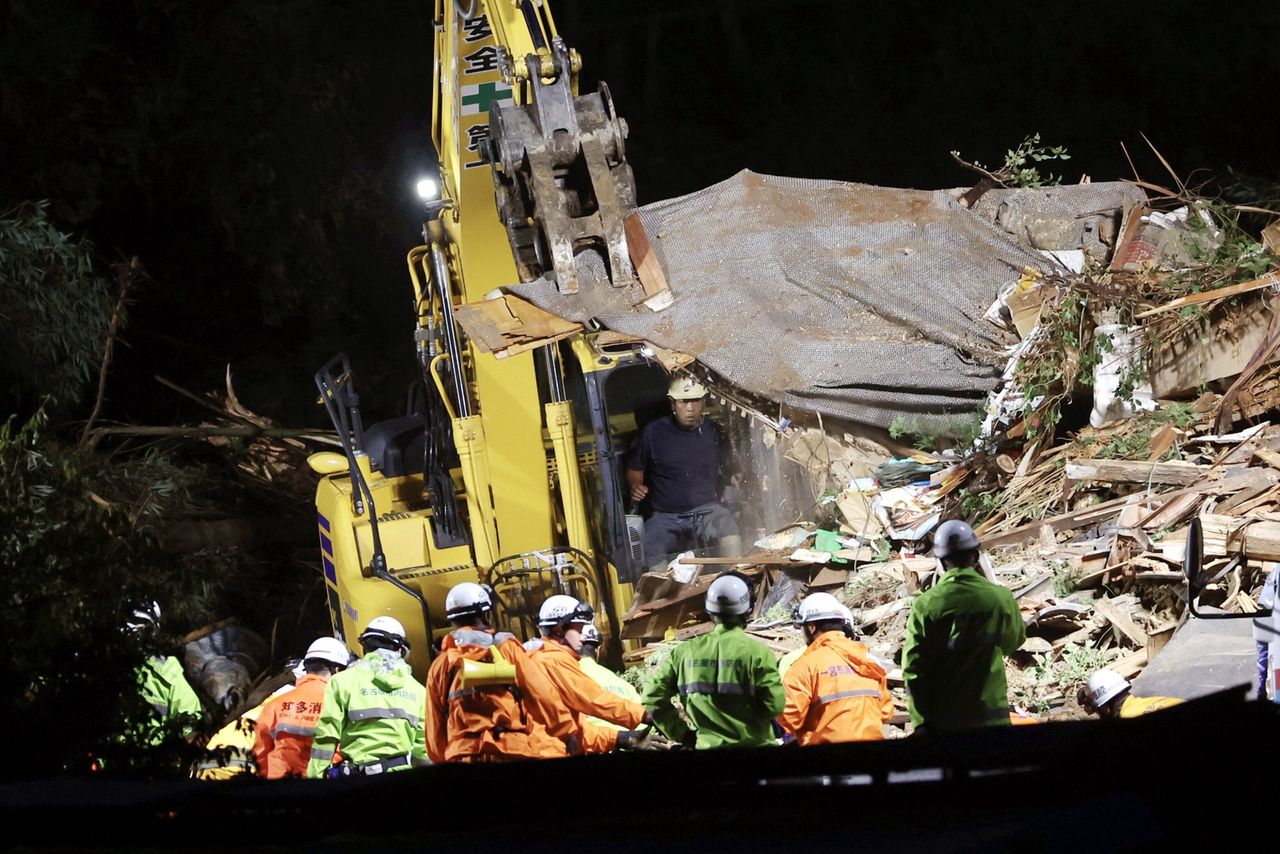 Typhoon Shanshan paralyzes Japan: Evacuations and transport chaos