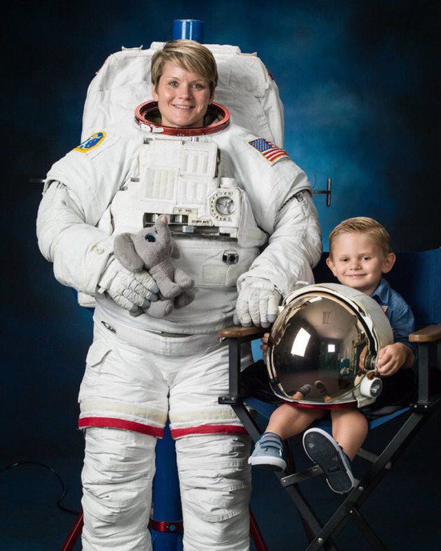 Astronautka NASA wzięła ze sobą na sesję swojego 4-letniego synka. Te zdjęcia rozgrzeją wasze serca 5
