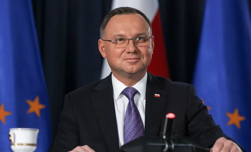 Andrzej Duda założył eleganckie okulary. Czy prezydent Polski dodał tym sobie powagi i wiarygodności?