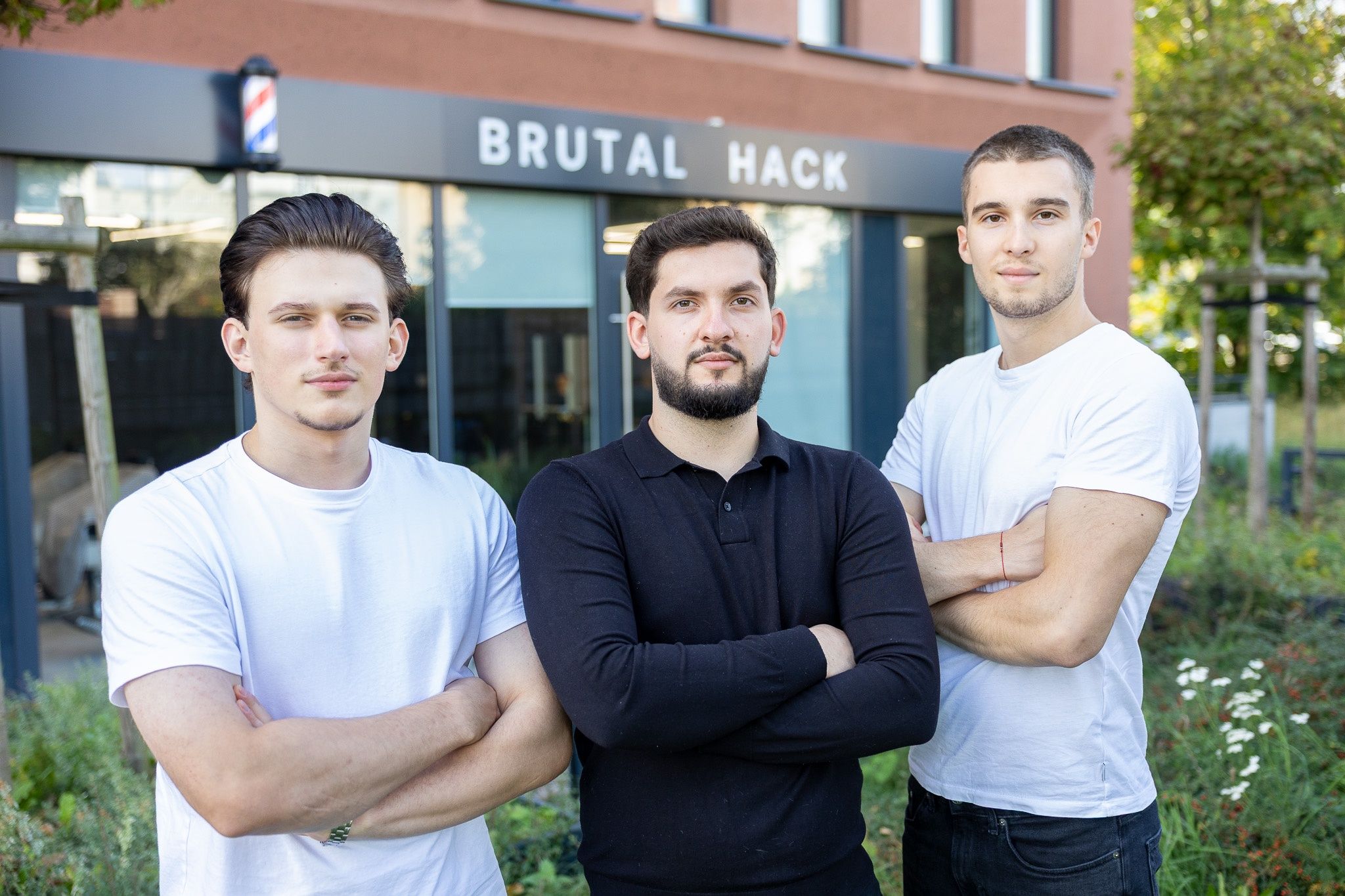 Salon BRUTAL HACK znajduje się w biurowcu przy ul. Sportowej 18/20 w Toruniu.