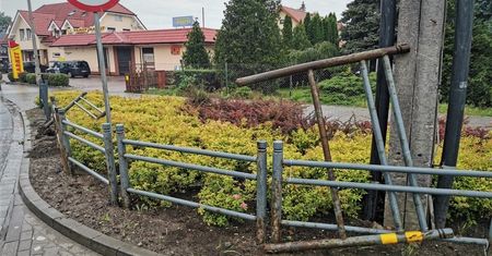 Wrocław. Na oczach policjantów wyrywał przydrożne barierki. Grozi mu do 5 lat więzienia