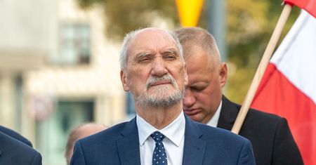 5 tys. funtów za zmianę opinii? Mail obciąża Macierewicza