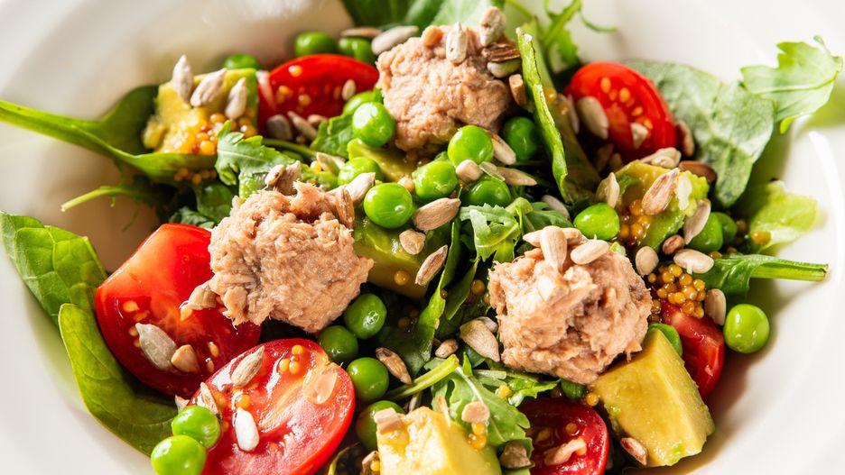 Nasiona słonecznika świetnie pasują do sałatki z tuńczykiem