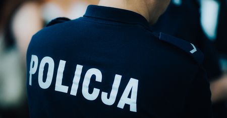 Byli zamaskowani, ale ofiara rozpoznała. Policjanci z zarzutami
