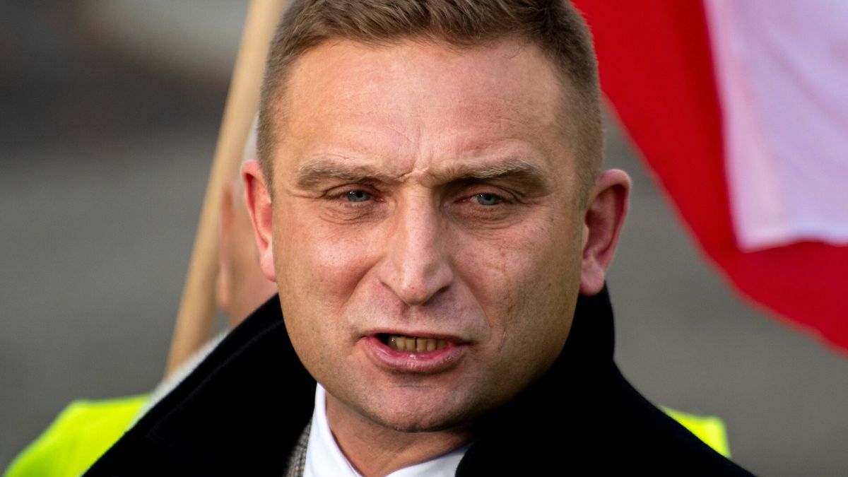 Robert B?kiewicz us?ysza? kolejne zarzutyFot. NewsLubuski/East News, Gorzow Wielkopolski, 13.11.2025. Robert Bakiewicz (n/z) wezwany do prokuratury w Gorzowie Wielkopolskim. Przedstawiono mu kolejne zarzuty, teraz o pomowienie funkcjonariuszy publicznych i nawolywanie do nienawisci na tle narodowosciowym. Podejrzany nie przyznal sie do winy. Przed budynkiem prokuratury Ruch Obrony Granic zorganizowal wiec "Murem za Bakiewiczem".NewsLubuski