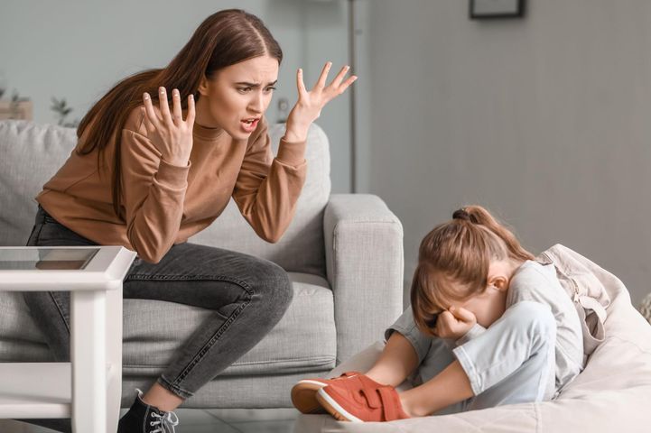 Za każdym razem gniew rodzica jest dla dziecka trudnym doświadczeniem. Na szczęście, istnieją sprawdzone sposoby na zachowanie kontroli nad emocjami.