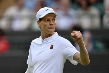 Jannik Sinner triumfuje w Wimbledonie