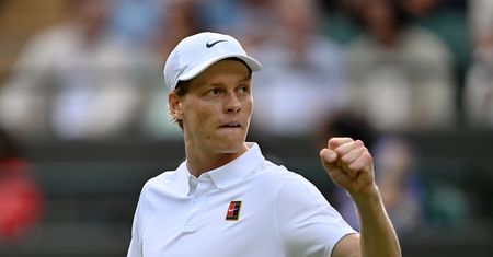 Jannik Sinner triumfuje w Wimbledonie