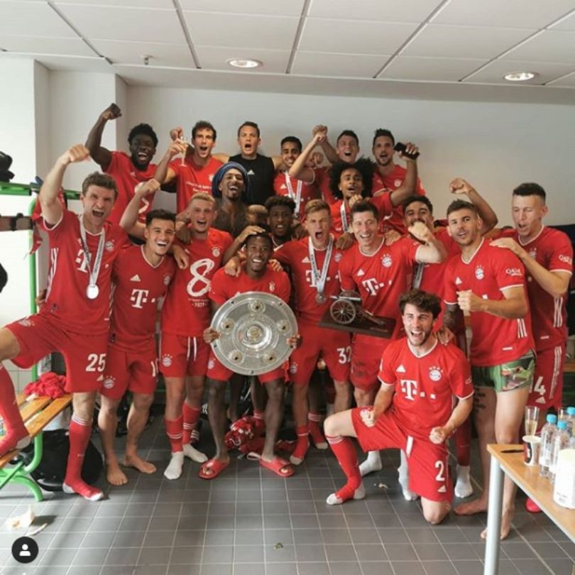 Robert Lewandowski świętuje tytuł najlepszego strzelca Bundesligi