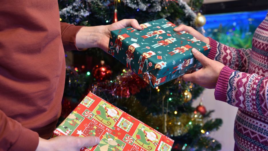 Stock Bart?omiej Magierowski
Fot. Bartlomiej Magierowski/East News. Wroclaw 20.12.2022. Swieta Bozego Narodzenia - podarki, wreczanie prezentow. W tle kolorowa choinka.
Bartlomiej Magierowski