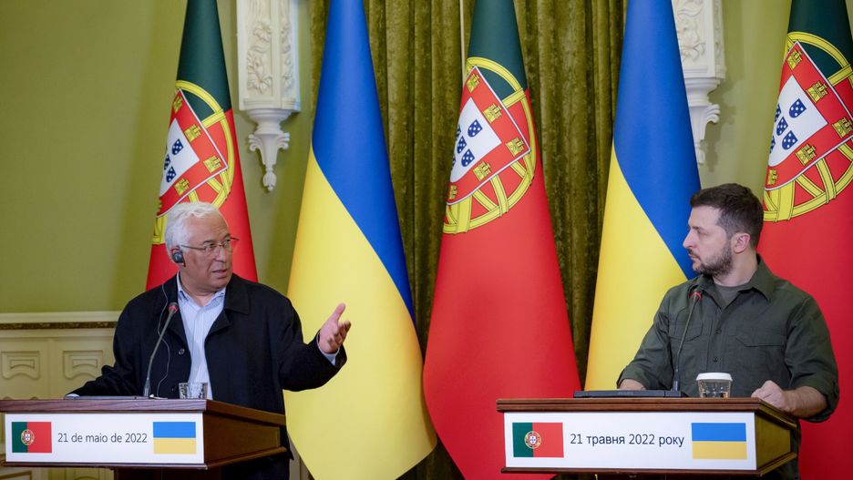 A handout picture made available by the Ukrainian presidential press service shows Ukrainian President Volodymyr Zelensky (R) and Portuguese Prime Minister Antonio Costa (L) attending their press conference following the latter's visit to Irpin city, in Kyiv (Kiev), Ukraine, 21 May 2022. Antonio Costa arrived in Kyiv to meet with top Ukrainian officials amid the Russian invasion. EPA/PRESIDENTIAL PRESS SERVICE HANDOUT HANDOUT EDITORIAL USE ONLY/NO SALES Dostawca: PAP/EPA.