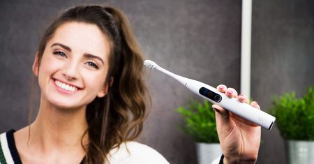 Naucz się porządnie myć zęby  – recenzja szczoteczki Oclean X Pro Elite