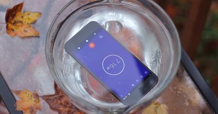 Google Pixel nadspodziewanie dobrze znosi kontakt z wodą