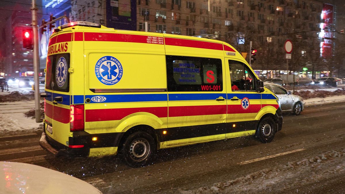 Warszawa, 30.12.2025. Karetka pogotowia ratunkowego na zaśnieżonej ulicy w centrum Warszawy, 30 bm. W Warszawie trwają obfite opady śniegu. W całym kraju panują trudne warunki pogodowe. Ostrzeżenia przed śnieżycami i oblodzeniem wydały IMiGW i RCB. (sko) PAP/Szymon Pulcyn