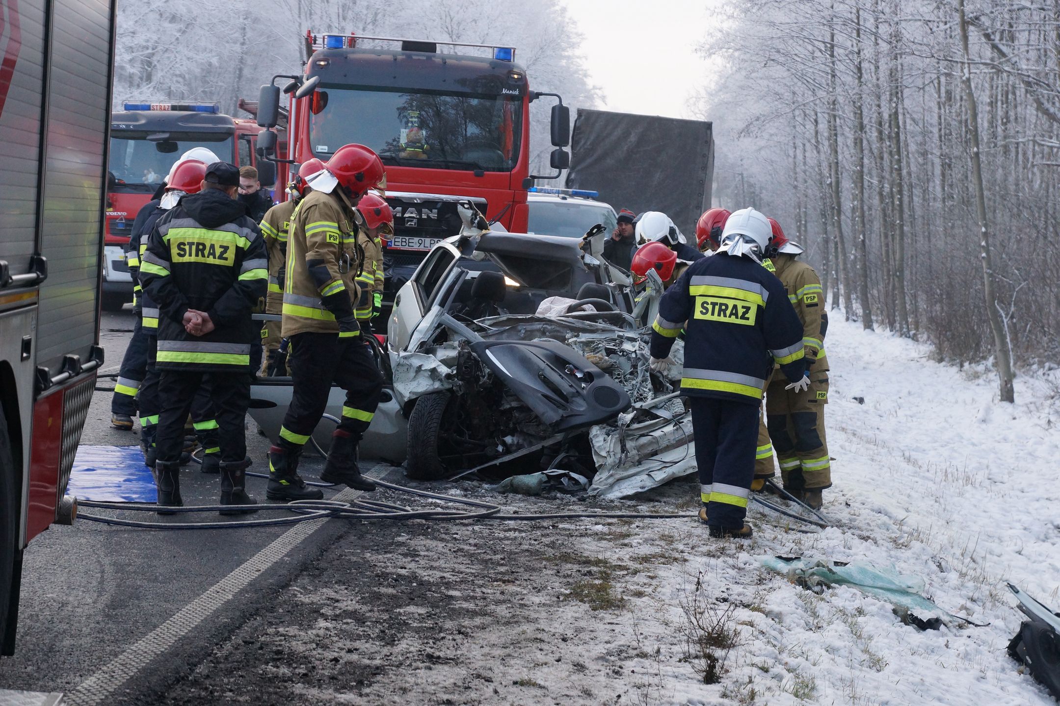 Auto w strzępach. Tragiczny wypadek pod Bełchatowem