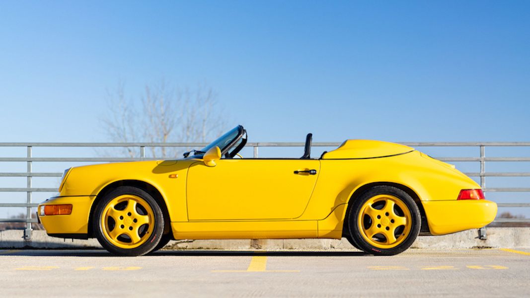 Porsche 911 Speedster wyróżnia się charakterystyczną linią.