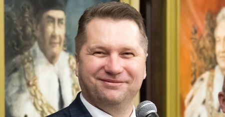 To tutaj odbyło się wesele córki Przemysława Czarnka! Wiadomo, ile zapłacono za talerzyk i jakie serwowano menu. Było na bogato