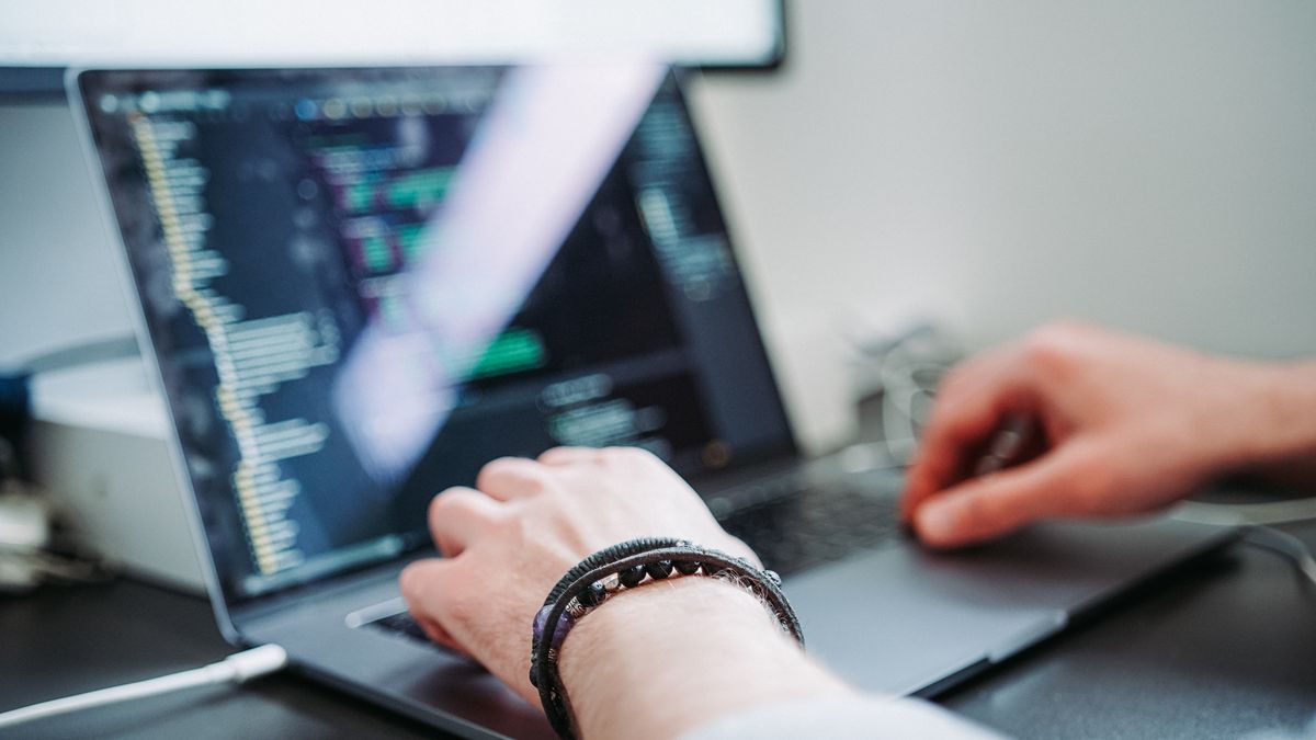 Programista podczas pracy przy komputerze