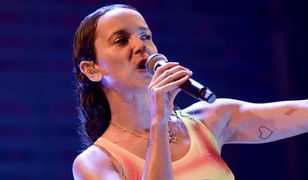 Milimetry dzieliły ją od wpadki. Ryzykownie krótka bluzka Moniki Brodki