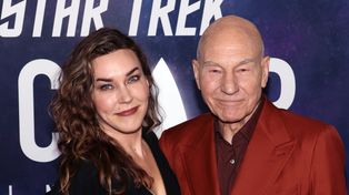 Patrick Stewart zakochał się w kelnerce. Z trzecią żoną dzieliło ich 38 lat