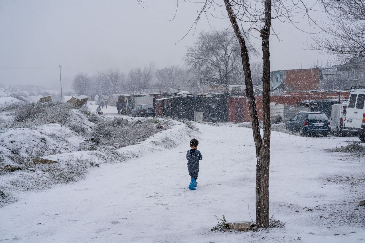 Dziecko stało na śniegu w piżamie. Później wykryto u niego siniaki