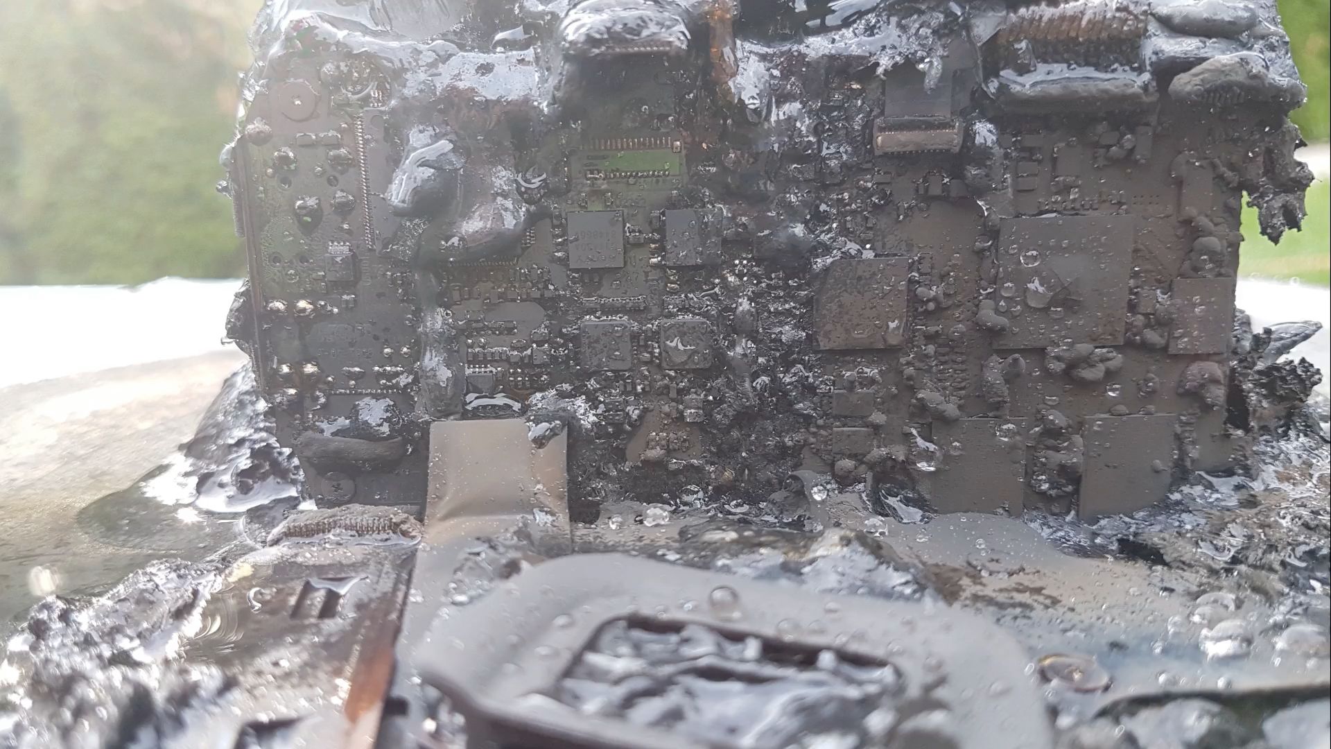 Zobacz, co się stanie, kiedy włożysz aparat do mikrofalówki 5