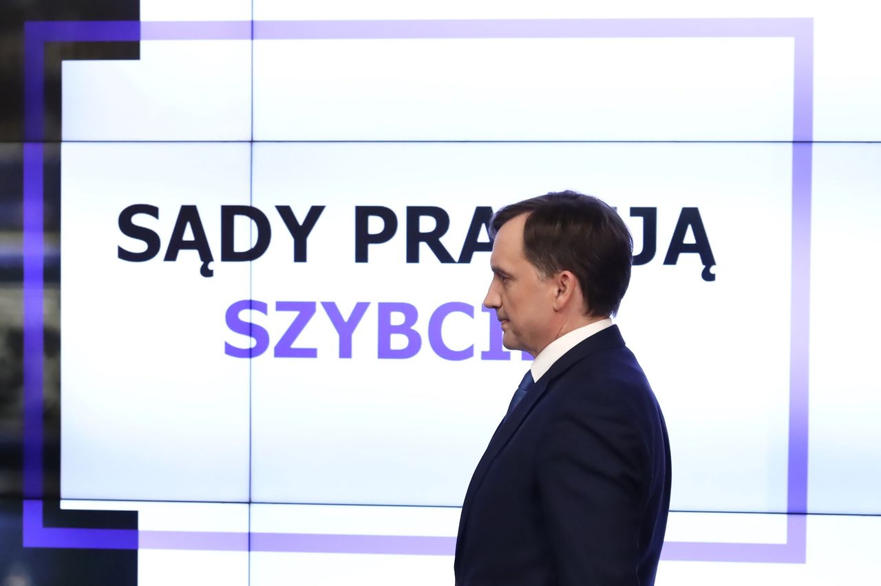 Ziobro pochwalił się, że sądy działają szybciej. Chwilę wcześniej zmienił sposób liczenia statystyk