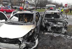 Spłonęły dwa samochody osobowe. Wypadek w Warszawie