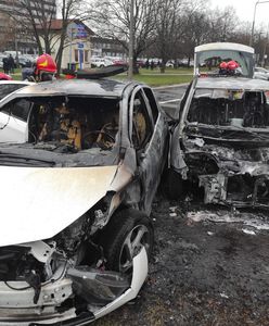 Spłonęły dwa samochody osobowe. Wypadek w Warszawie