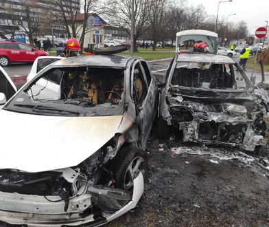 Spłonęły dwa samochody osobowe. Wypadek w Warszawie