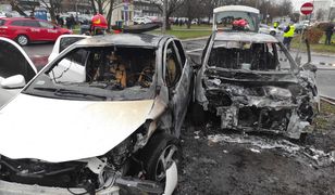 Spłonęły dwa samochody osobowe. Wypadek w Warszawie