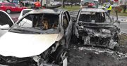 Spłonęły dwa samochody osobowe. Wypadek w Warszawie