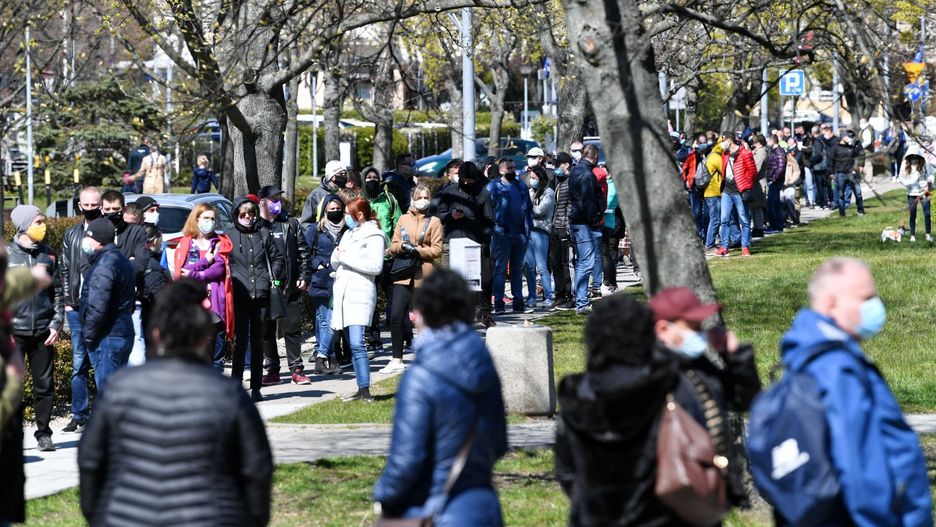 "Zaszczep się w majówkę". Kolejka przed punktem mobilnym w Gdyni 