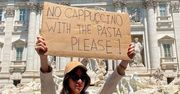 "Nie dla cappuccino do spaghetti". Włosi mają dość zachowania turystów