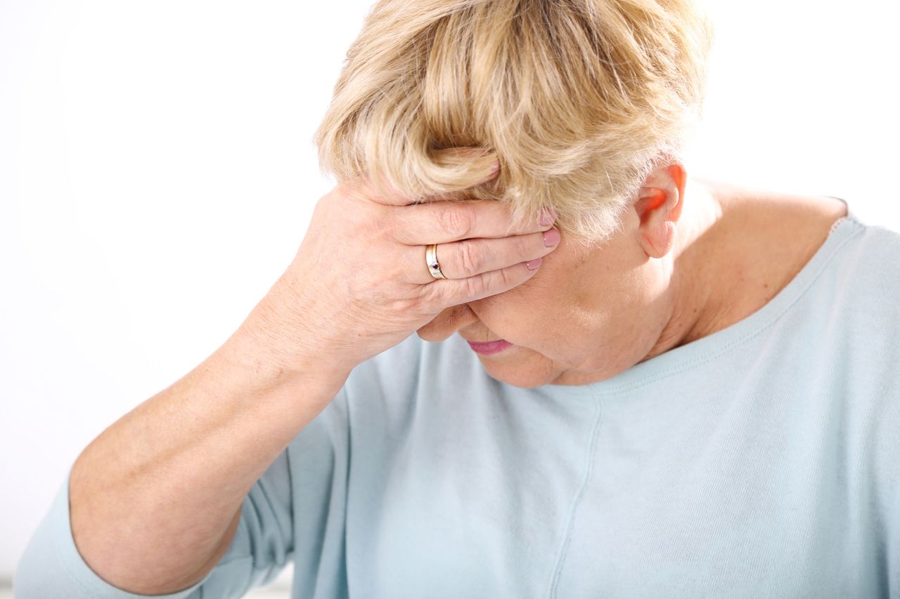 Migrena charakteryzuje się silnym, napadowym, pulsującym bólem głowy.