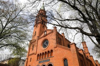 Brutalny atak w kościele w Warszawie. Sąd umorzył postępowanie