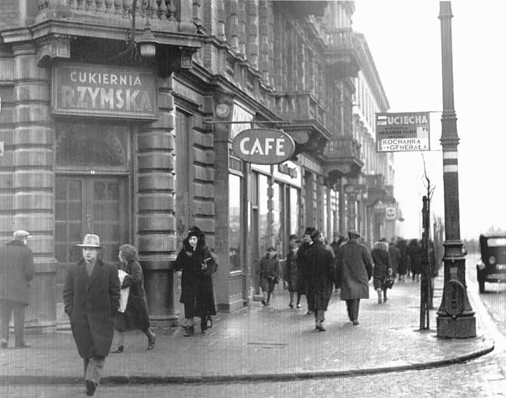 Warszawa to cudowne miasto, które rozpościera się po obu brzegach Wisły. Jest ona stolicą Polski od 1919 roku i obecnie zamieszkuje ją prawie 1.8 miliona osób. Przed II wojną światową, Warszawa była centrum kultury żydowskiej w Polsce.