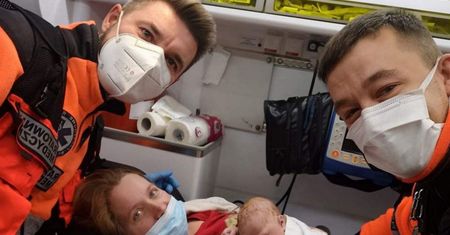 Nie zdążyła na porodówkę. "Taka akcja nad ranem potrafi postawić na nogi"