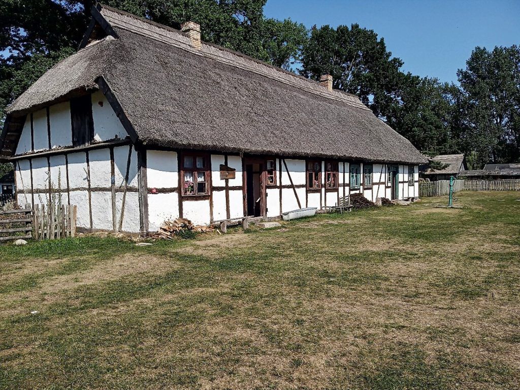 dom w muzeum wsi słowińskiej w klukach