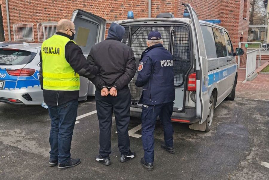 Oleśnica. Rafał B. zatrzymany. Najpierw przejechał psa, później groził wolontariuszom