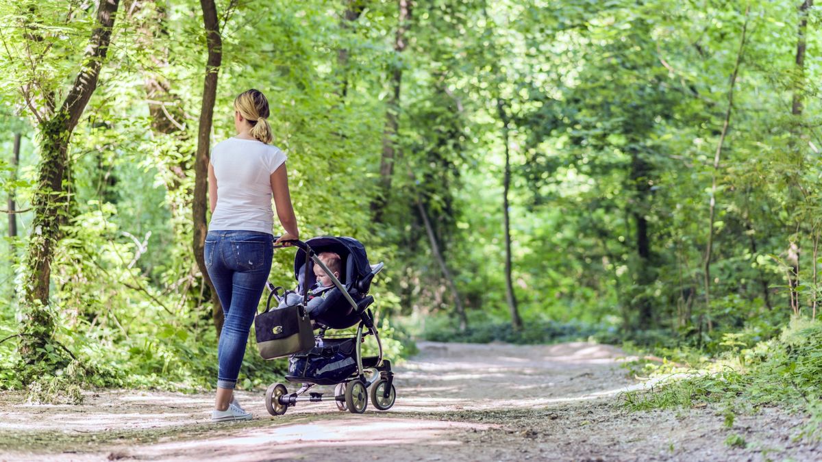 Kobieta spacerowała z dzieckiem po parku. Zdjęcie poglądowe