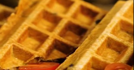 Przepis na genialną przekąskę. Jak sprawić, by gofry miały smak pizzy?